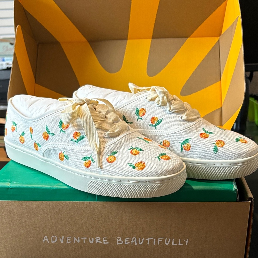 Soludos Marin white canvas sneaker with embroidered peach orange pattern 9.5 NIB